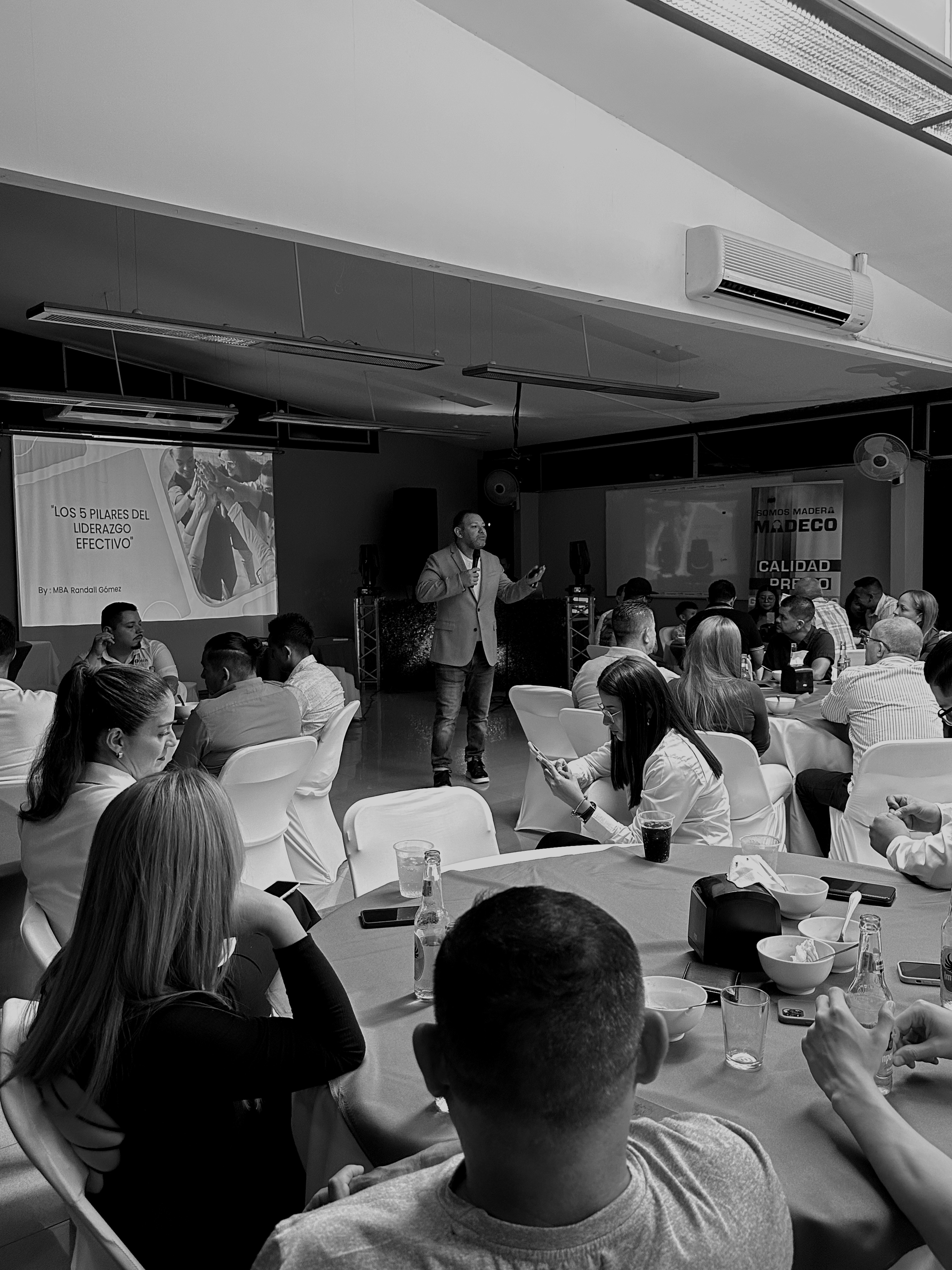 Mentor Gómez dando una conferencia de liderazgo y finanzas personales en Latinoamérica